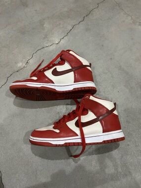 LIKE NEW Nike Mid Dunks